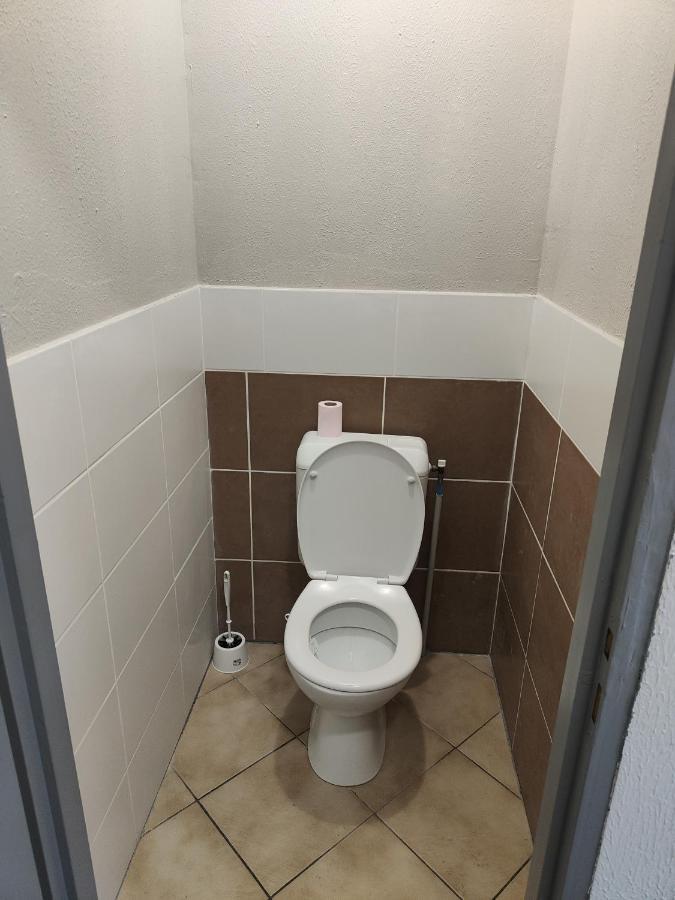 Hotel Les 4 Chenes Pontault-Combault Bagian luar foto